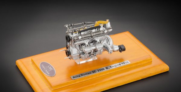 CMC Alfa Romeo 8C 2900 B Motor mit Vitrine, M-131