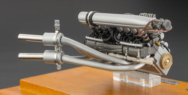 CMC Mercedes-Benz 300 SLR Motor mit Vitrine