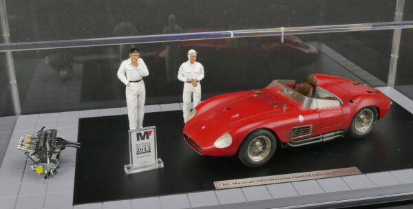 CMC-Bundle Maserati 300S + Motor + 2 Figuren in einer Vitrine