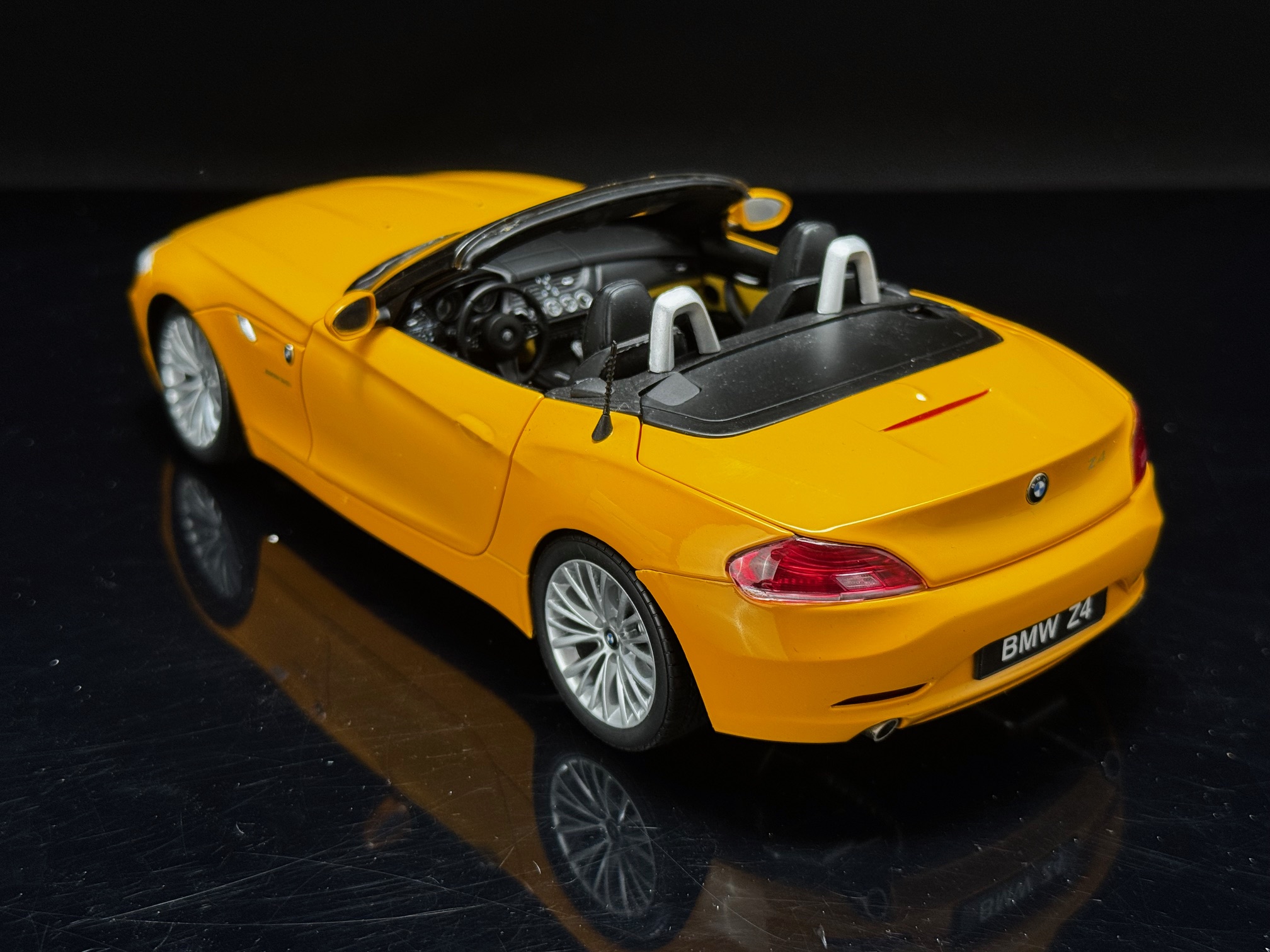 Kyosho BMW Z4 sDrive35i E89 Atacama Yellow - 1/18 – Bild 9