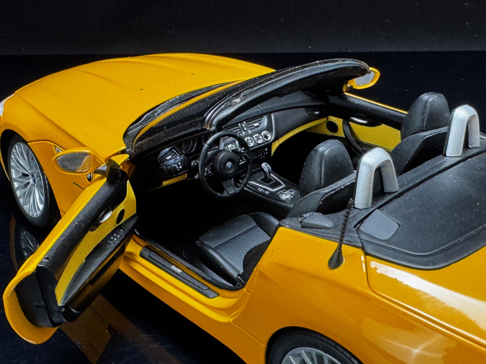 Kyosho BMW Z4 sDrive35i E89 Atacama Yellow - 1/18 – Bild 8