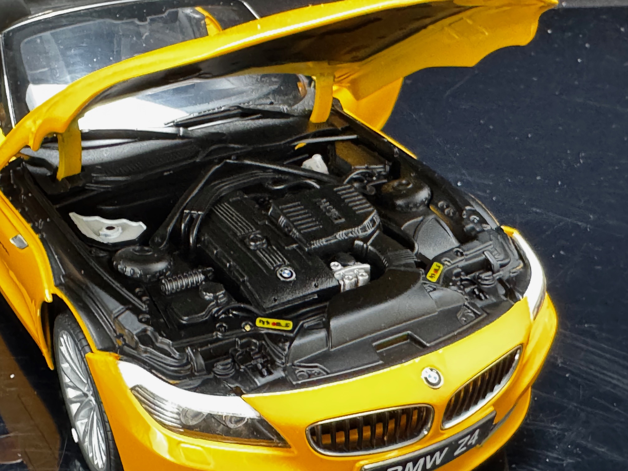 Kyosho BMW Z4 sDrive35i E89 Atacama Yellow - 1/18 – Bild 7
