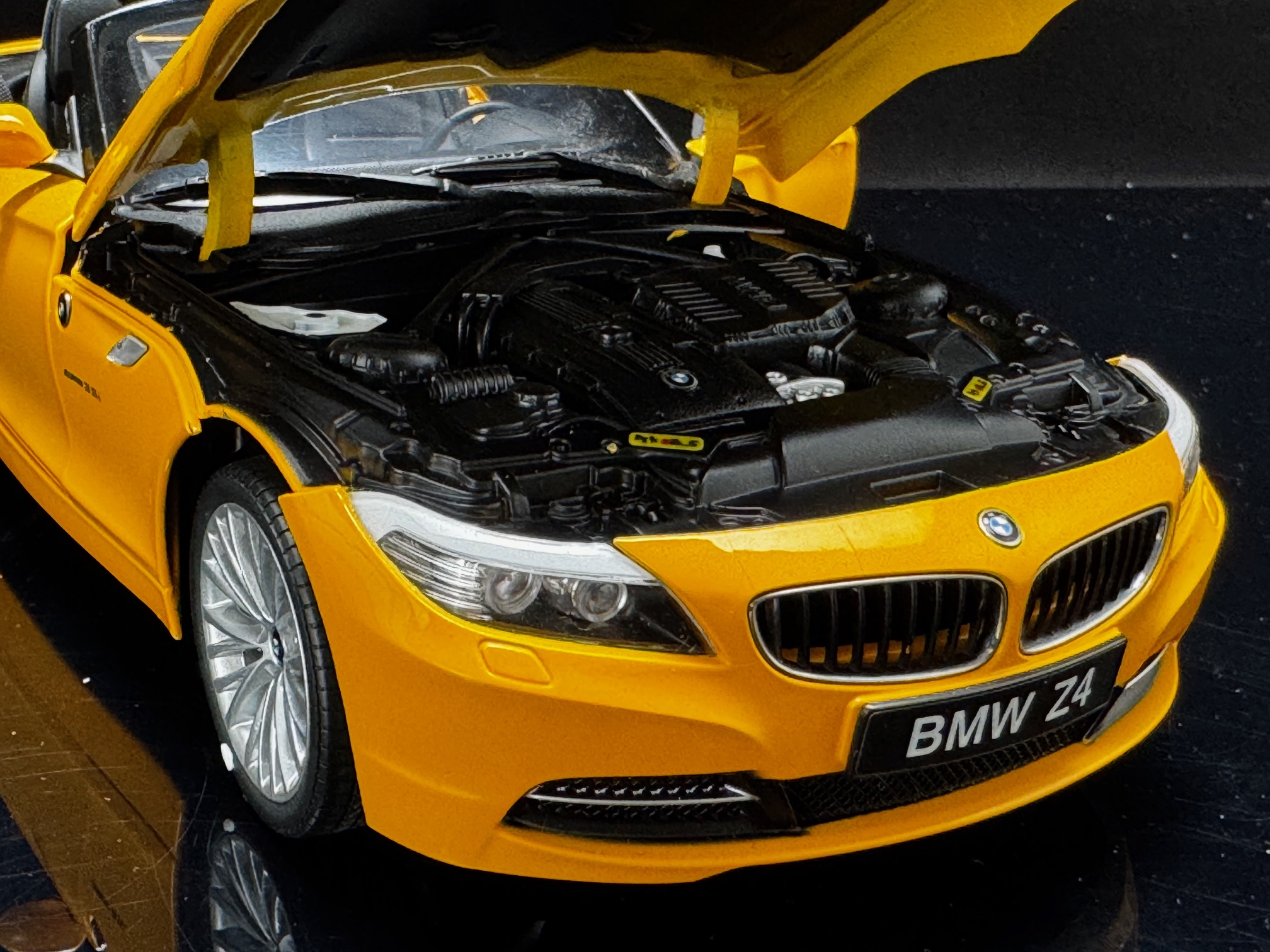 Kyosho BMW Z4 sDrive35i E89 Atacama Yellow - 1/18 – Bild 6