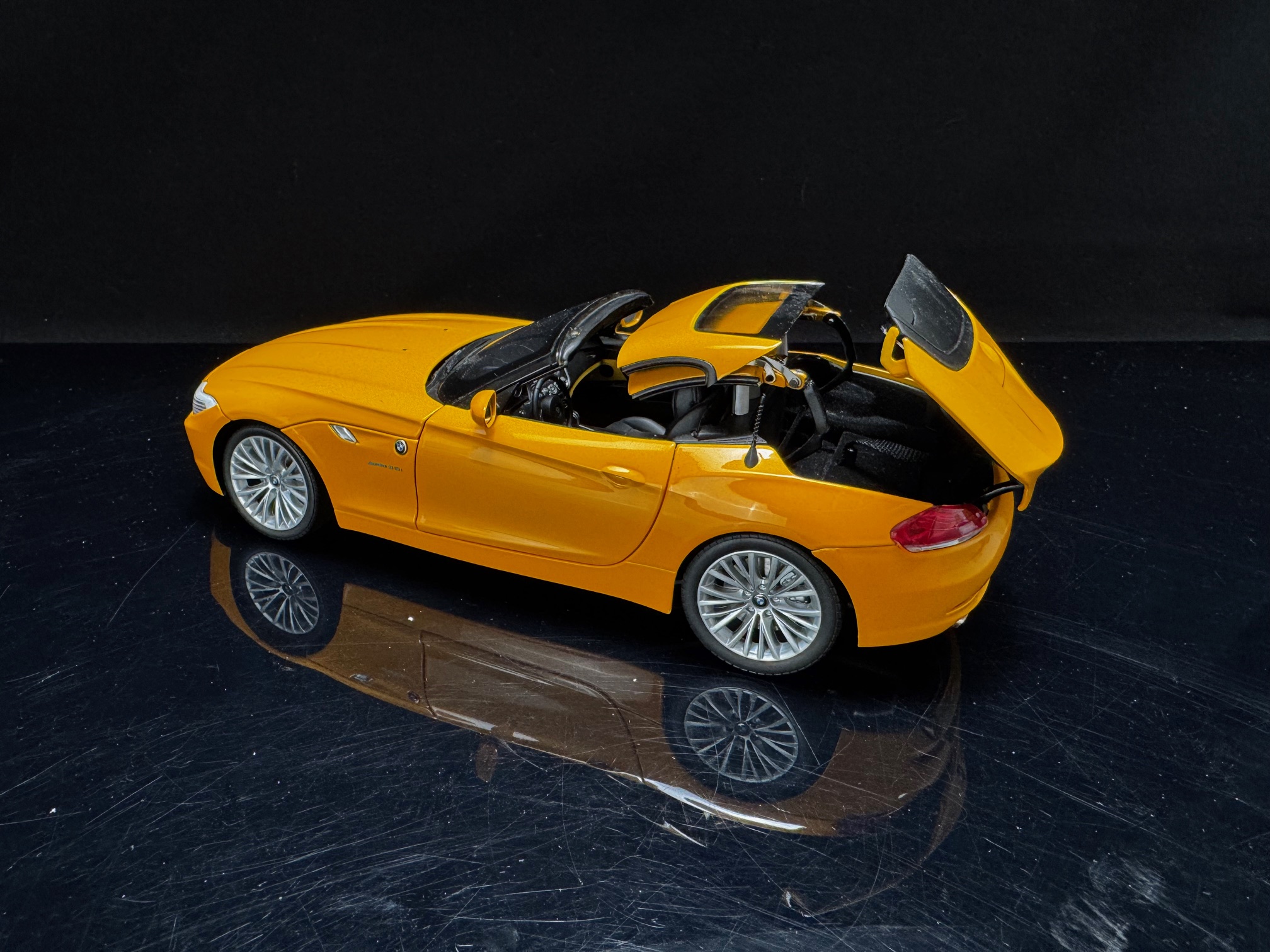 Kyosho BMW Z4 sDrive35i E89 Atacama Yellow - 1/18 – Bild 4