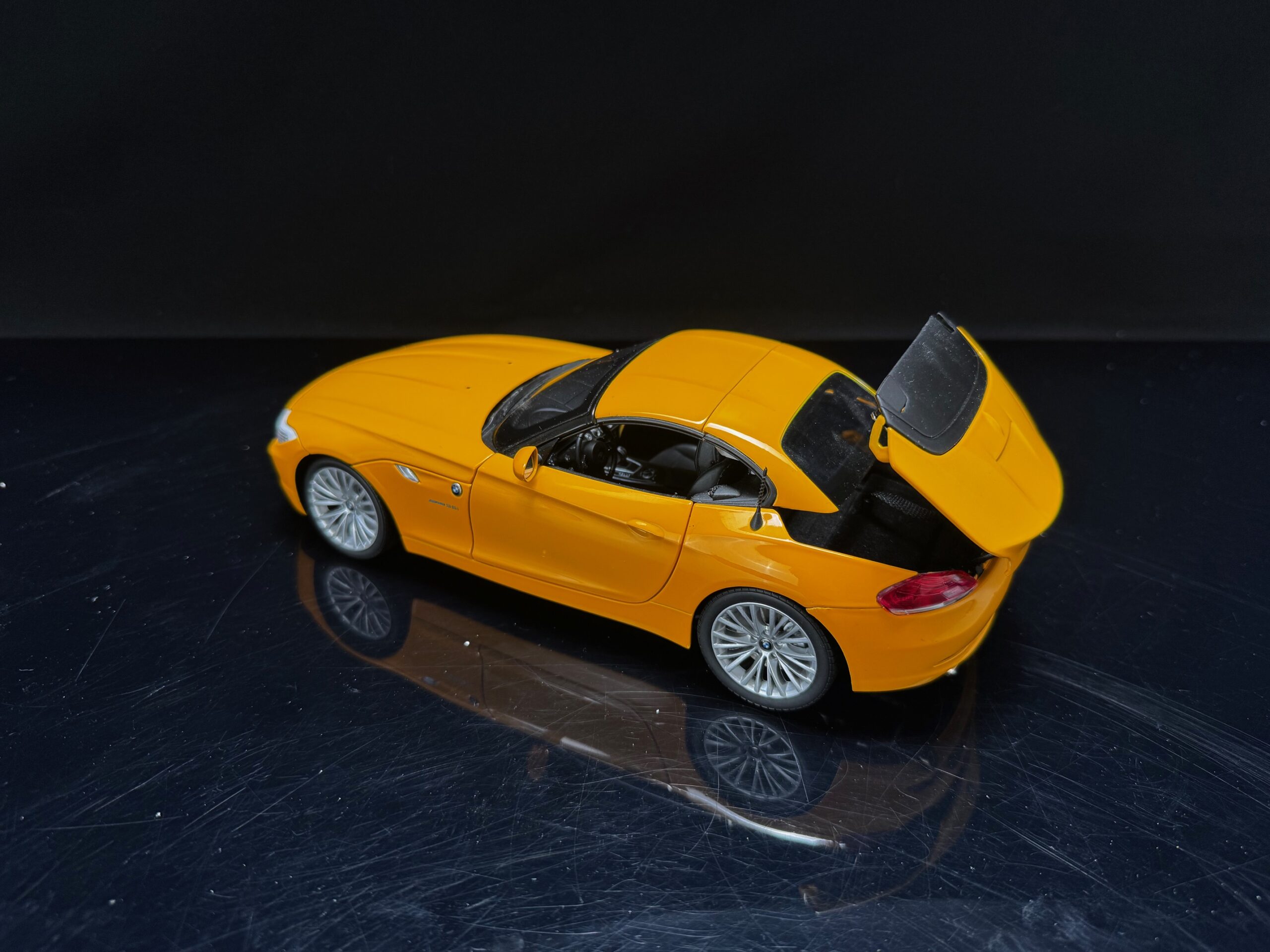 Kyosho BMW Z4 sDrive35i E89 Atacama Yellow - 1/18 – Bild 3