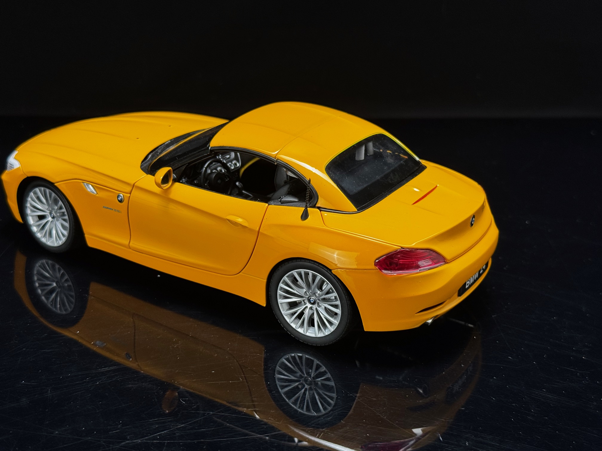 Kyosho BMW Z4 sDrive35i E89 Atacama Yellow - 1/18 – Bild 2