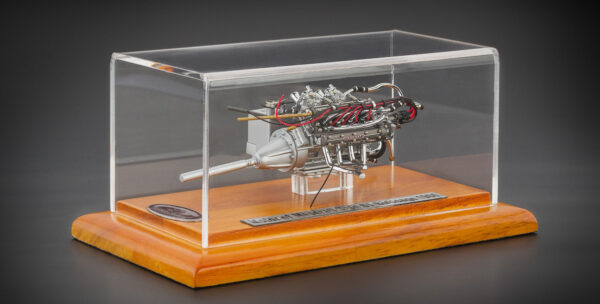CMC Maserati Tipo 61 Birdcage, Motor mit Vitrine