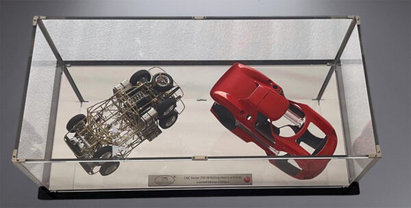 CMC Ferrari 250 LM, ROLLING CHASSIS UND KAROSSERIE IN VITRINE