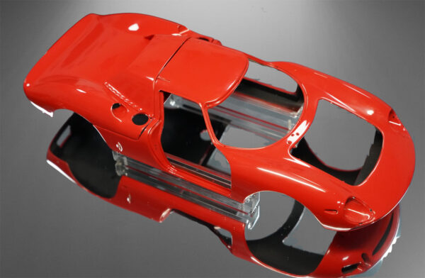 CMC Ferrari 250 LM, ROLLING CHASSIS UND KAROSSERIE IN VITRINE – Bild 2