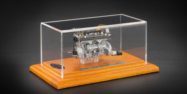 CMC Alfa Romeo 8C 2900 B Motor mit Vitrine