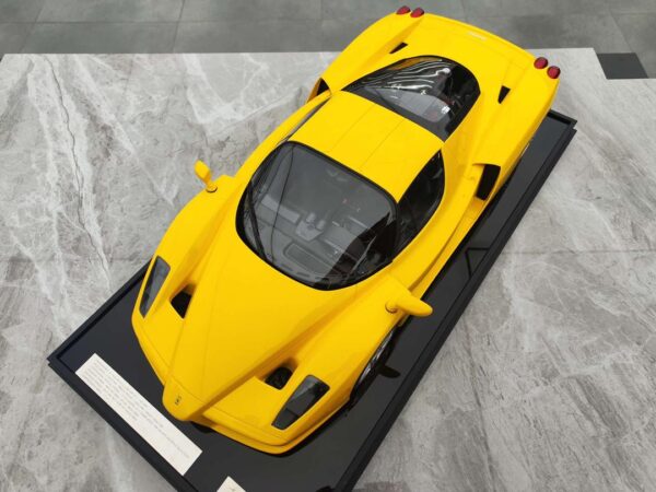 Ferrari Enzo1:8 gelb – Bild 4