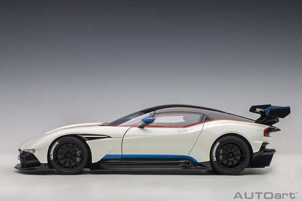 AUTOart Aston Martin Vulcan 2015 (stratus white with blue and