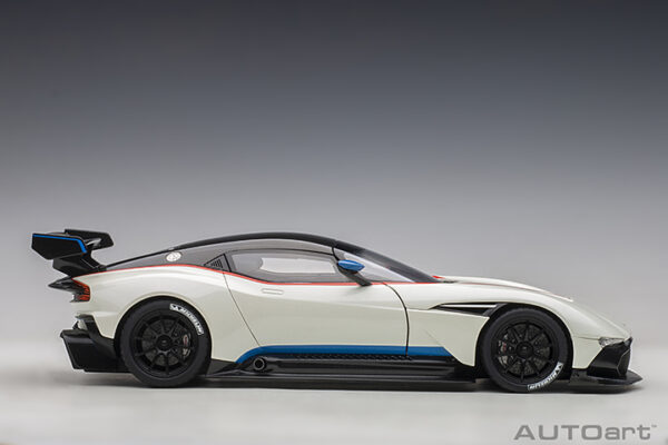 AUTOart Aston Martin Vulcan 2015 (stratus white with blue and