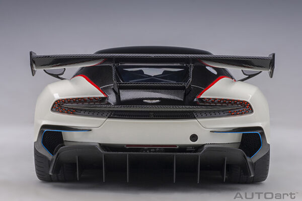 AUTOart Aston Martin Vulcan 2015 (stratus white with blue and