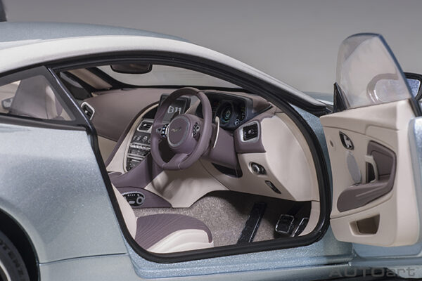 AUTOart Aston Martin DB11 (skyfall silver)