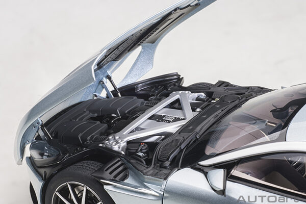 AUTOart Aston Martin DB11 (skyfall silver)