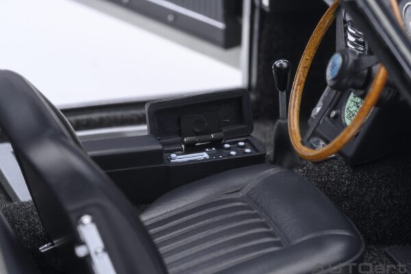 AUTOart Aston Martin DB5 Goldfinger (Silver) – Bild 9