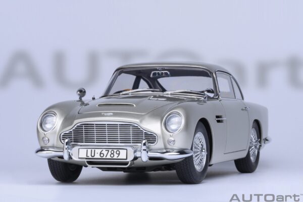 AUTOart Aston Martin DB5 Goldfinger (Silver) – Bild 20
