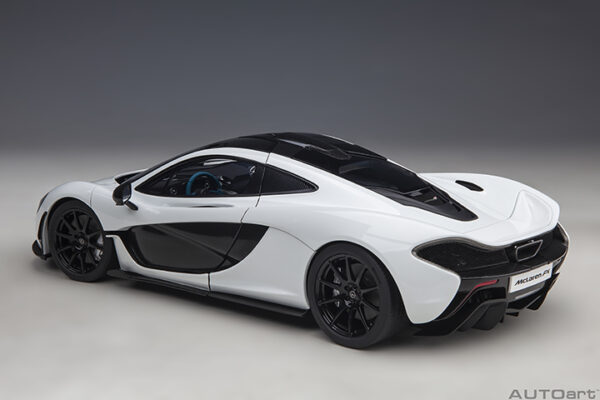 AUTOart McLaren P1 2013 (Alaskan Diamond White W:blue)