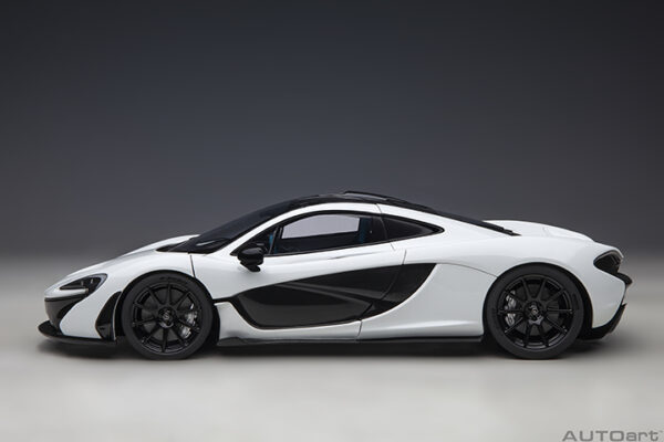 AUTOart McLaren P1 2013 (Alaskan Diamond White W:blue)