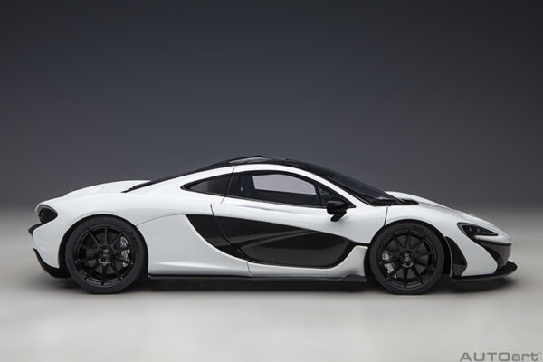 AUTOart McLaren P1 2013 (Alaskan Diamond White W:blue)