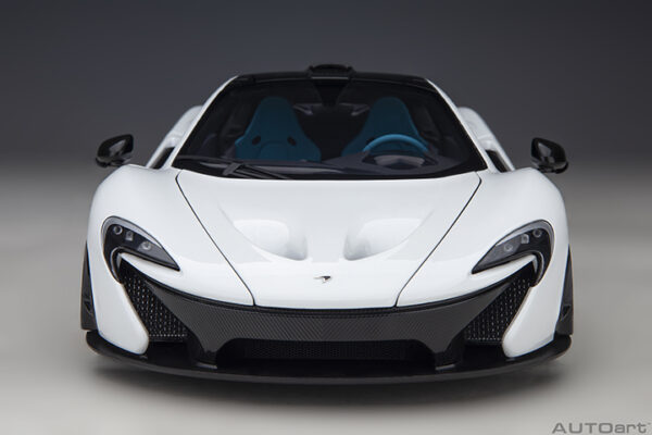 AUTOart McLaren P1 2013 (Alaskan Diamond White W:blue)