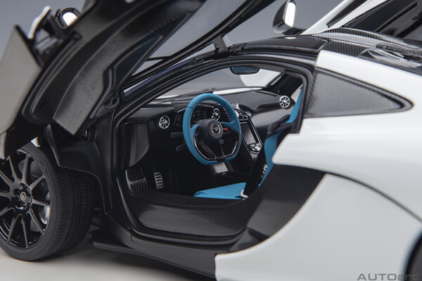 AUTOart McLaren P1 2013 (Alaskan Diamond White W:blue)
