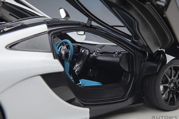 AUTOart McLaren P1 2013 (Alaskan Diamond White W:blue)
