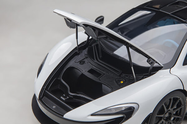 AUTOart McLaren P1 2013 (Alaskan Diamond White W:blue)