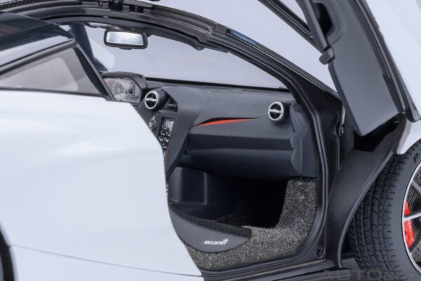 AUTOart McLaren 720S (Silica White) – Bild 10