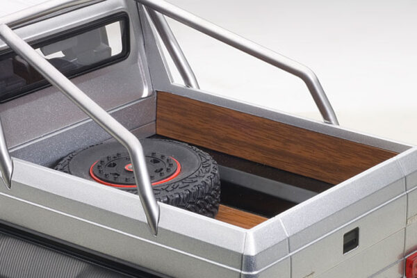 AUTOart Mercedes-Benz G 63 AMG 6x6 (iridium silver) 2013