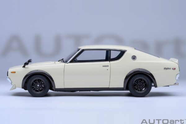 AUTOart Nissan Skyline 2000 GT-R (KPGC110) Tuned version (White) – Bild 18