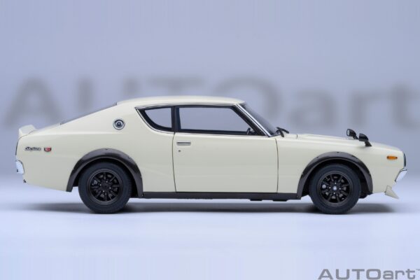 AUTOart Nissan Skyline 2000 GT-R (KPGC110) Tuned version (White) – Bild 17