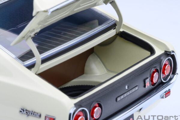 AUTOart Nissan Skyline 2000 GT-R (KPGC110) Tuned version (White) – Bild 9