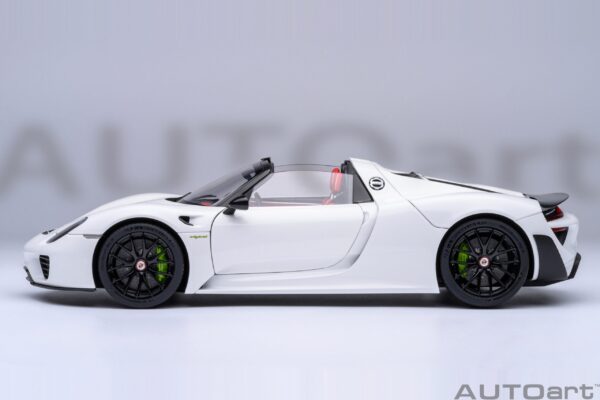 AUTOart Porsche 918 Spyder Weissach Package (White with Red interior) – Bild 21