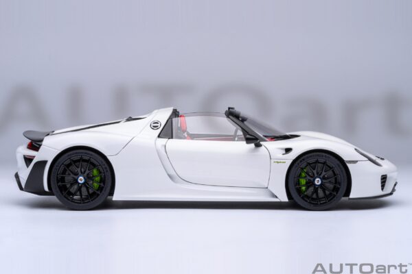 AUTOart Porsche 918 Spyder Weissach Package (White with Red interior) – Bild 20