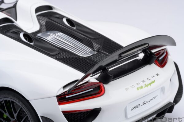 AUTOart Porsche 918 Spyder Weissach Package (White with Red interior) – Bild 11