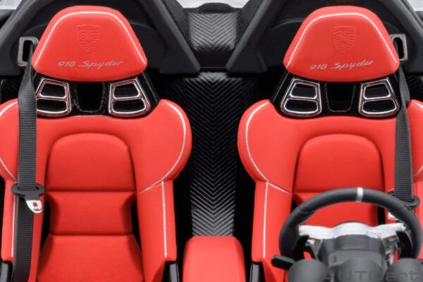 AUTOart Porsche 918 Spyder Weissach Package (White with Red interior) – Bild 9