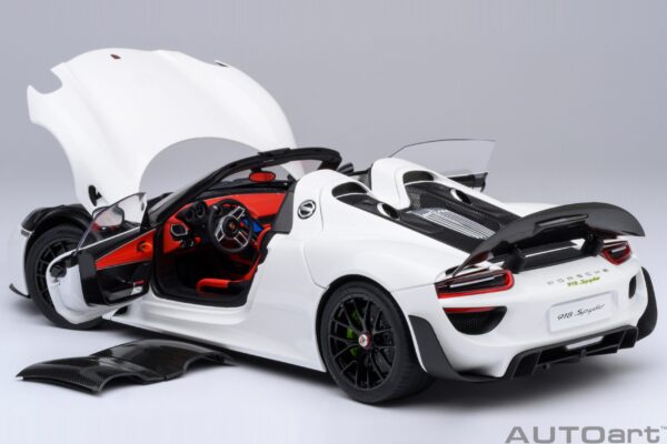 AUTOart Porsche 918 Spyder Weissach Package (White with Red interior) – Bild 6
