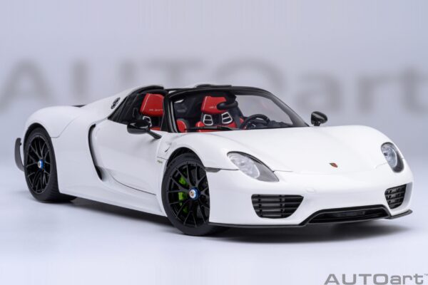 AUTOart Porsche 918 Spyder Weissach Package (White with Red interior) – Bild 4