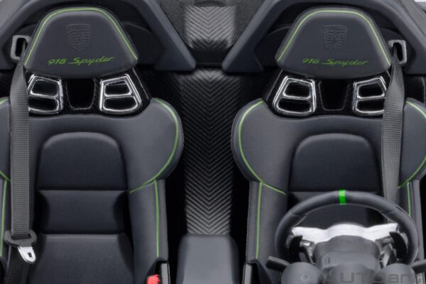 AUTOart Porsche 918 Spyder Weissach Package (Acid Green) – Bild 8