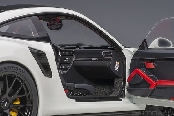 AUTOart Porsche 911 (991.2) GT2RS 2017 Weissach Package (white)