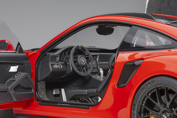 AUTOart Porsche 911 (991.2) GT2RS 2017 Weissach Package (guards red)