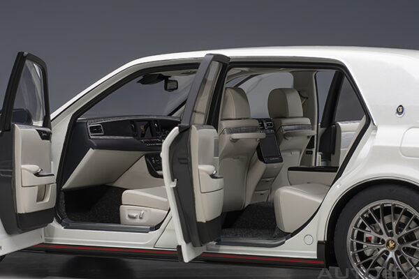 AUTOart TOYOTA CENTURY GRMN (pearl white) 2019