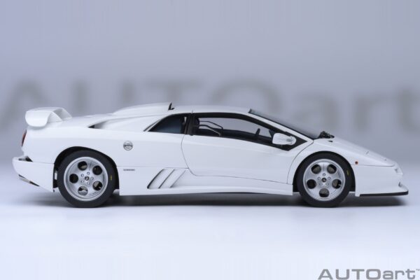 AUTOart Lamborghini Diablo SE JOTA (Impact White) – Bild 19