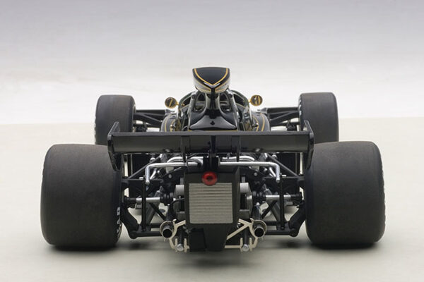 AUTOart Lotus 72  E 1973 Fittipaldi #1 (with driver figurine fitted)