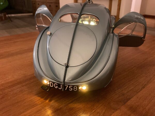 IXO Bugatti Atlantic 57c Fertigmodell 1/8 – Bild 3