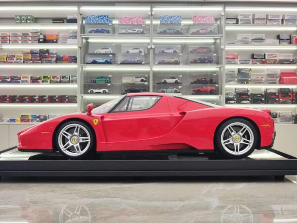 Ferrari Enzo1:8 rot – Bild 4