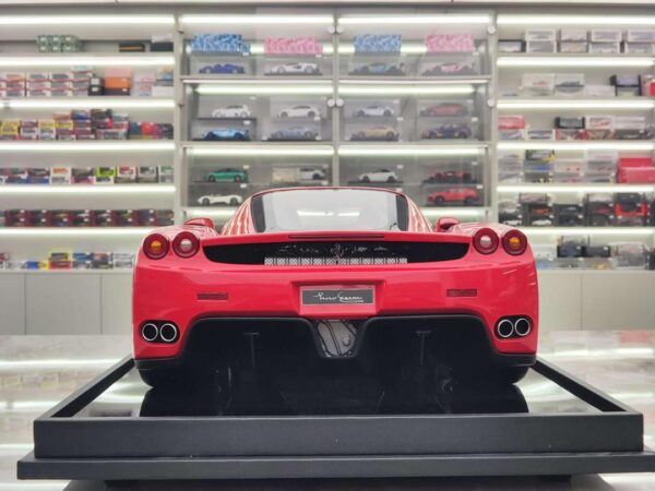 Ferrari Enzo1:8 rot – Bild 5