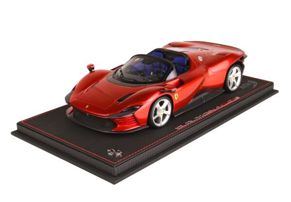 BBR Ferrari Daytona SP3 Icona Series Metallic Red Magma with display – Bild 8